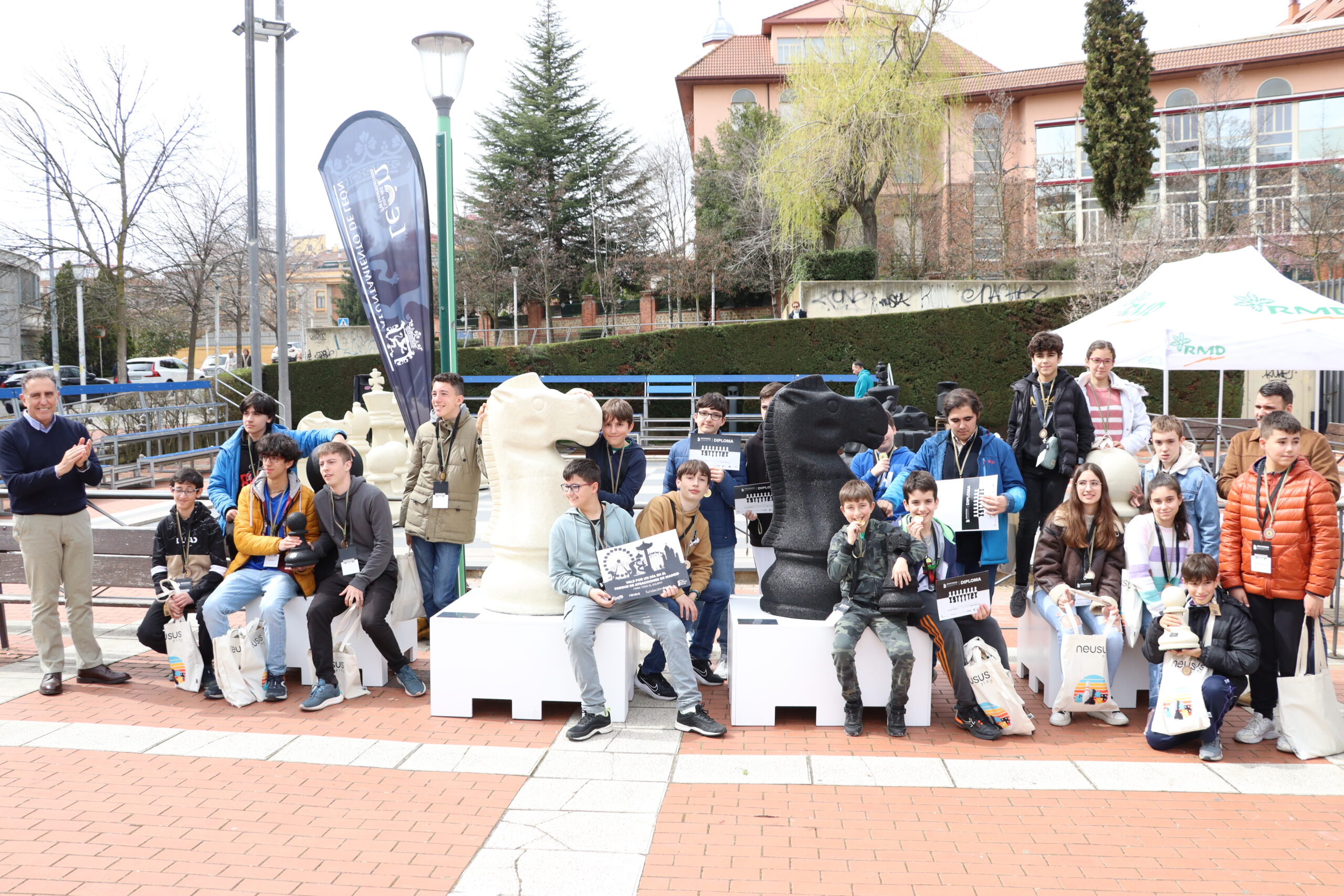 torneo ajedrez grandes gigantes con piezas de caucho recicladas