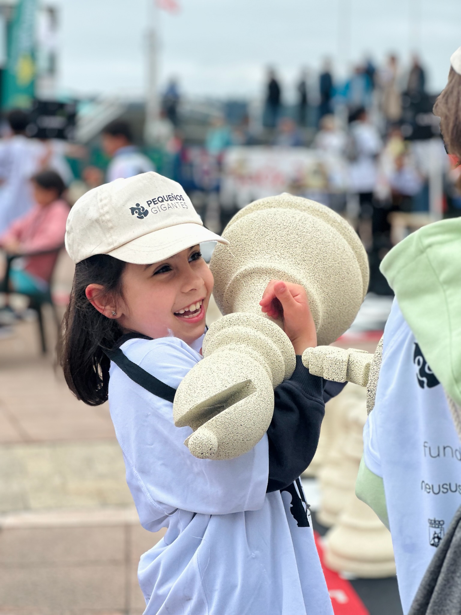 niña jugando ajedrez