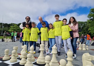 ajedrez educativo con piezas gigantes